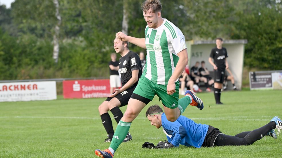 Luca Oldewurtel dreht jubelnd ab. Er traf beim 3:0-Sieg seiner Dunumer gegen Großefehn dreimal.Foto: Jens Doden (Blomberg)