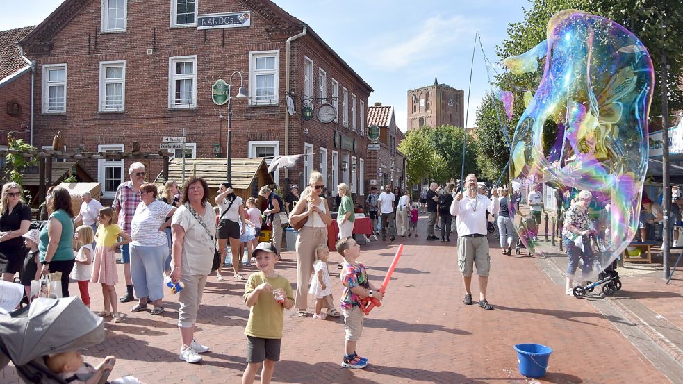 Michael Postina aus Flachsmeer zauberte große und kleine Seifenblasen in der Marienhafer Rosenstraße. Foto: Thomas Dirks