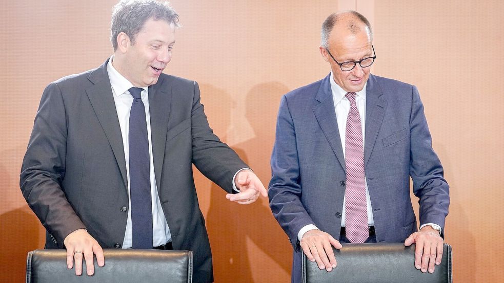 Die Chefs der Koalition, Kanzler Friedrich Merz (CDU, rechts) und Vizekanzler und SPD-Chef Lars Klingbeil begegnen sich auf Augenhöhe. (Archivbild) Foto: Kay Nietfeld/dpa