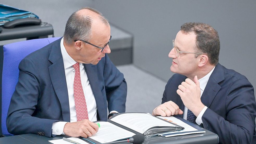 Fehlt Bundeskanzler Friedrich Merz (links) und Fraktionschef Jens Spahn (beide CDU) das nötige Frühwarn-Radar für die Stimmung unter den Abgeordneten in der Unionsfraktion? (Archivbild) Foto: Katharina Kausche/dpa