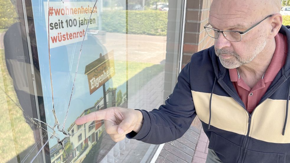 Carsten Heeren zeigt den Schaden im Schaufenster seiner Agentur.Foto: Aiko Recke
