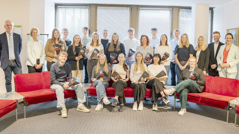 Vertreter der Auricher Kreisverwaltung begrüßten die neuen Azubis: Stehend von links nach rechts: Dr. Frank Puchert (Erster Kreisrat), Silke Malbrich (Leiterin Personalwesen), Karina Mühlenbrok (Duales Studium Soziale Arbeit), Nils Joosten (Duales Studium Verwaltungswissenschaft), Nina Backer (Duales Studium Verwaltungswissenschaft), Jendrik Krull (Duales Studium Verwaltungswissenschaft), Neele Friedrichs (Duales Studium Verwaltungswissenschaft), Pia Mulder (Stipendium Bauingenieurwesen), Neele Odens (Stipendium Bauingenieurwesen), John Husanow (Mediengestalter), Wanadis van der Velde (Verwaltungsfachangestellte), Claas Gronewold (Verwaltungsfachangestellter), Laura Prange (Duales Studium Verwaltungswissenschaft), Tamme Davids (Straßenwärter), Linda Neumann (Personalwesen), Imke Mülder (Ausbildungsleitung), Aike Iwwerks (Ausbildungsleitung), Dagmar Flohr (Kreisrätin). Sitzend von links nach rechts: Tim Sandersfeld (Fachinformatiker Systemintegration), Jennifer Pollmann (Verwaltungsfachangestellte), Deike Feldmann (Bauzeichnerin Tiefbau), Jule Bothe (Verwaltungsfachangestellte), Loreen Feldmann (Verwaltungsfachangestellte), Paula Fleßner (Duales Studium Verwaltungswissenschaft). Es fehlt: Wiebke Gerdes (Duales Studium Soziale Arbeit). Foto: Landkreis Aurich