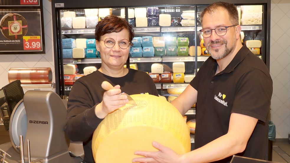 Nicole Wendt und Käsesommelier Jürgen Faschingsbauer beraten Kunden, wenn es ums feine Käsespezialitäten in großer Auswahl geht.