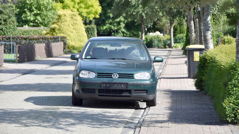 Mit zwei Rädern auf dem Fußweg: Der stillgelegte VW Golf steht jetzt im Reiherweg in Upgant-Schott. Foto: Thomas Dirks