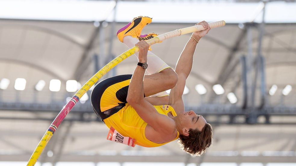 Armand Duplantis steigerte seinen Stabhochsprung-Weltrekord auf 6,29 Meter. Foto: Boglarka Bodnar/MTI/AP/dpa
