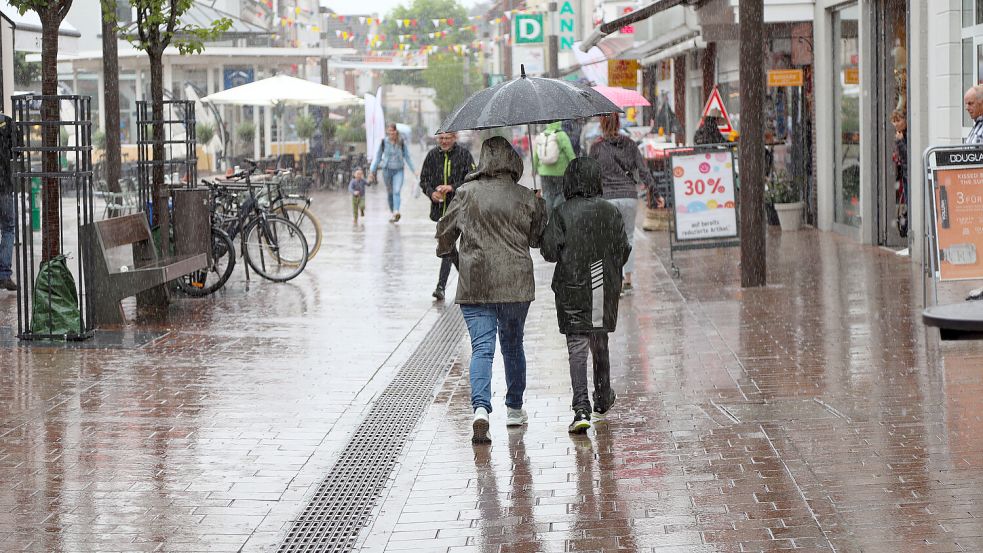 Regenwasser, das nicht versickern kann, muss über die Regenwasserkanalisation oder Gräben abgeleitet werden. Das verursacht Kosten für die Stadt. Foto: Romuald Banik