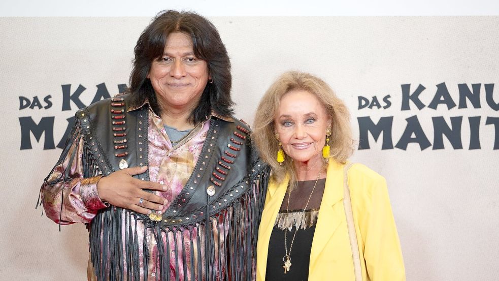 Auch der Schauspieler Alan Tafoya, Jicarilla Apache aus New Mexico, war dabei - und die Witwe des ehemaligen „Winnetou“-Darstellers Pierre Brice, Hella Brice. Foto: Leonie Asendorpf/dpa