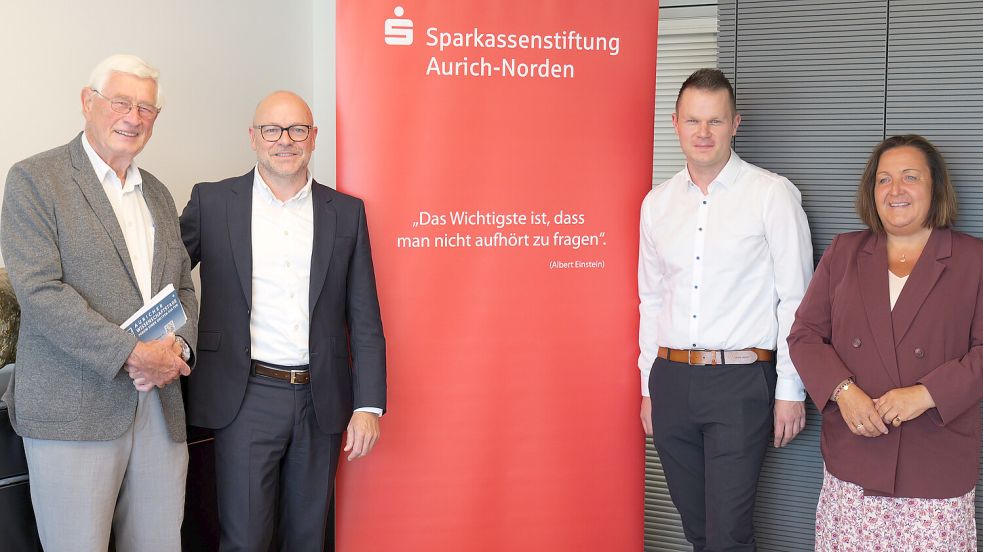 Haben wieder ein abwechslungsreiches Programm zusammengestellt (von links): Der Gründer der Wissenschaftstage Josef Antony und der Vorstandsvorsitzende des Hauptsponsors der Sparkasse Aurich-Norden Oliver Löseke sowie Patrick Arians (BBS 2) und Claudia Groen (Gymnasium Aurich). Foto: Werner Jürgens