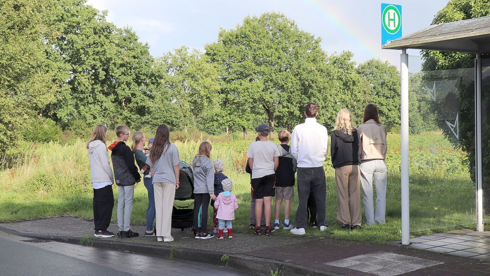 In Wrisse gibt es Pläne für den Bau eines neuen Masthähnchenstalls. Die Kinder der anliegenden Familien kamen zu einem „stillen Protest“ gegen das Projekt zusammen. Foto: Wilfried Bischoff