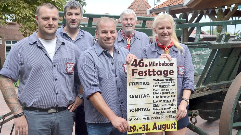 Stellten das Programm vor: Frank Nolden (von links), Nico Albers, Henry Thiele, Otto Klatt und Martina Bruns von der Dorf-AG und dem Dörpmuseum Münkeboe.