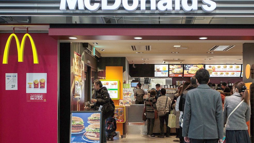 Es gab bereits Beschwerden über lange Warteschlangen vor McDonald‘s-Filialen. Foto: dpa/Christopher Jue