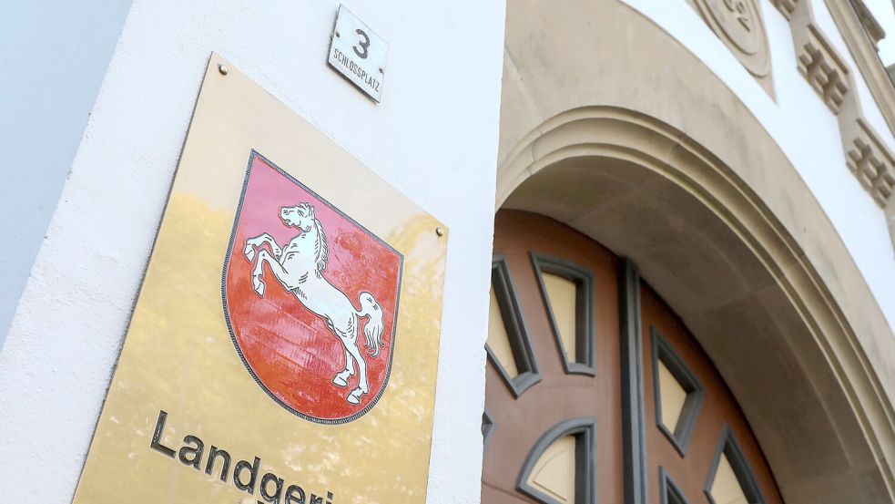 Vor dem Landgericht Aurich begann am Dienstag der Prozess wegen versuchten Totschlags. Foto: Romuald Banik