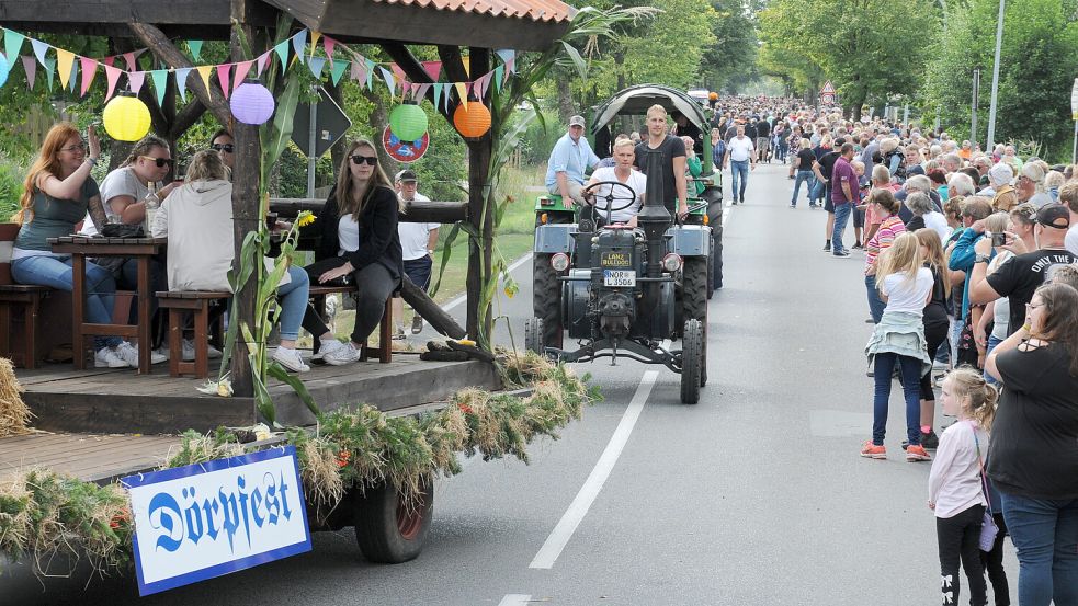 Lockt jedes Jahr Tausende Besucher nach Münkeboe: Der Höhepunkt der Festtage ist traditionell der Korso am frühen Sonntagnachmittag. In diesem Jahr werden die Aktionstage wieder von einer digitalen Schnitzeljagd begleitet. Foto: Udo Hippen