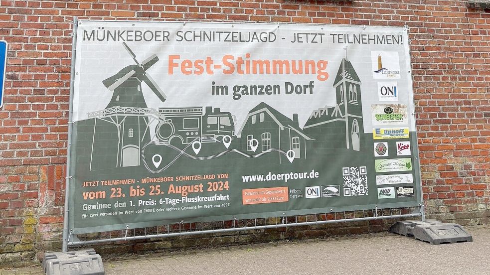 Machen auf die „Dörptour“ aufmerksam: Während der Münkeboer Festtage (29. bis 31. August) weisen Banner auf die digitale Schnitzeljagd hin. Einfach den QR-Code scannen und teilnehmen. Foto: Udo Hippen