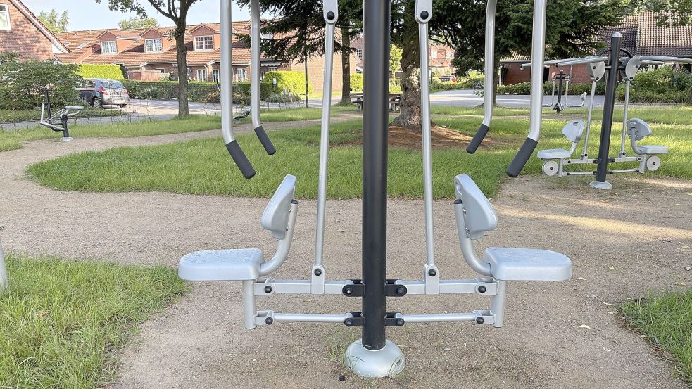 In Ostgroßefehn kann in der Nähe des Ostfriesland-Wanderwegs an der frischen Luft die Fitness trainiert werden. Foto: Imke Cirksena