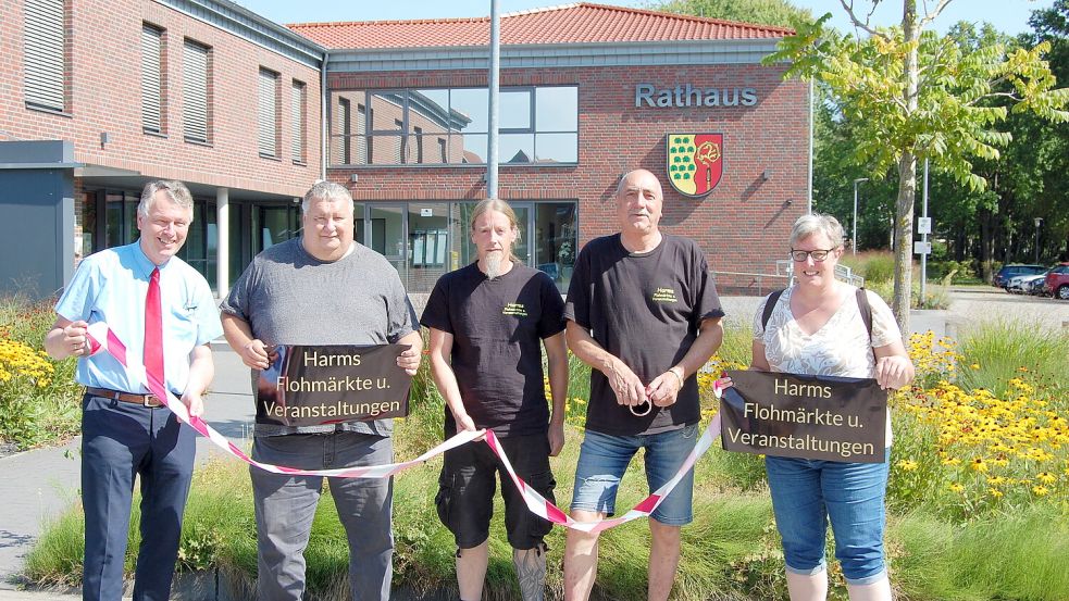 Freuen sich auf den anstehenden Riesen-Flohmarkt: Ihlows Bürgermeister Arno Ulrichs (von links), der Simonswoldmer Ortsbürgermeister Hinrich Päben, die beiden Organisatoren Sascha und Horst Harms sowie Sonja Ubben von der Simonswoldmer Dorf-AG. Foto: Imke Cirksena
