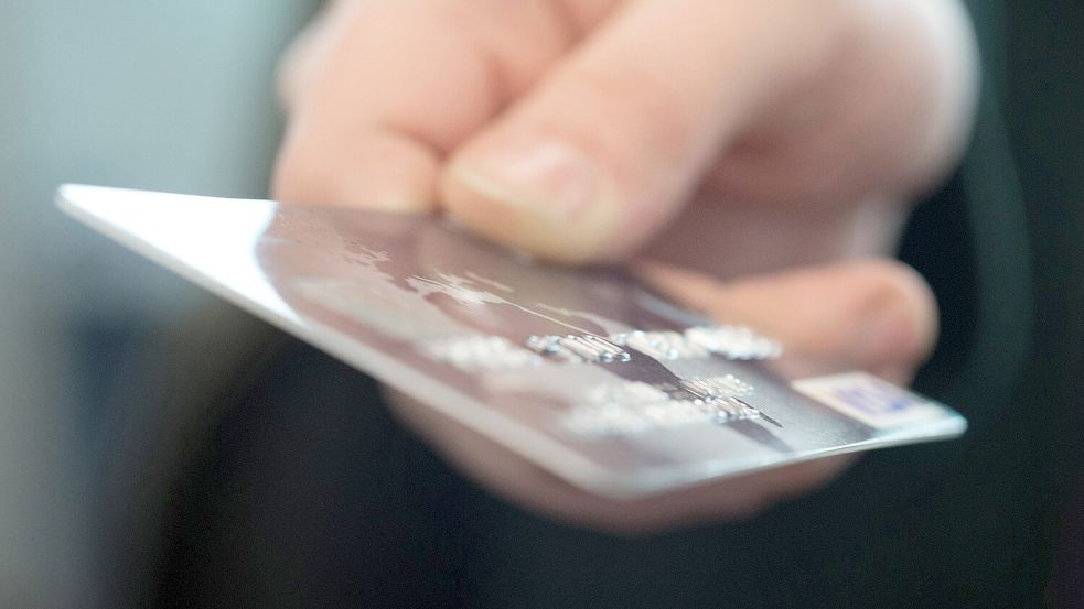 Mit der richtigen Kreditkarte kann man im Urlaub richtig Geld sparen und sich vor versteckten Kosten schützen. Foto: dpa/tmn/Andrea Warnecke