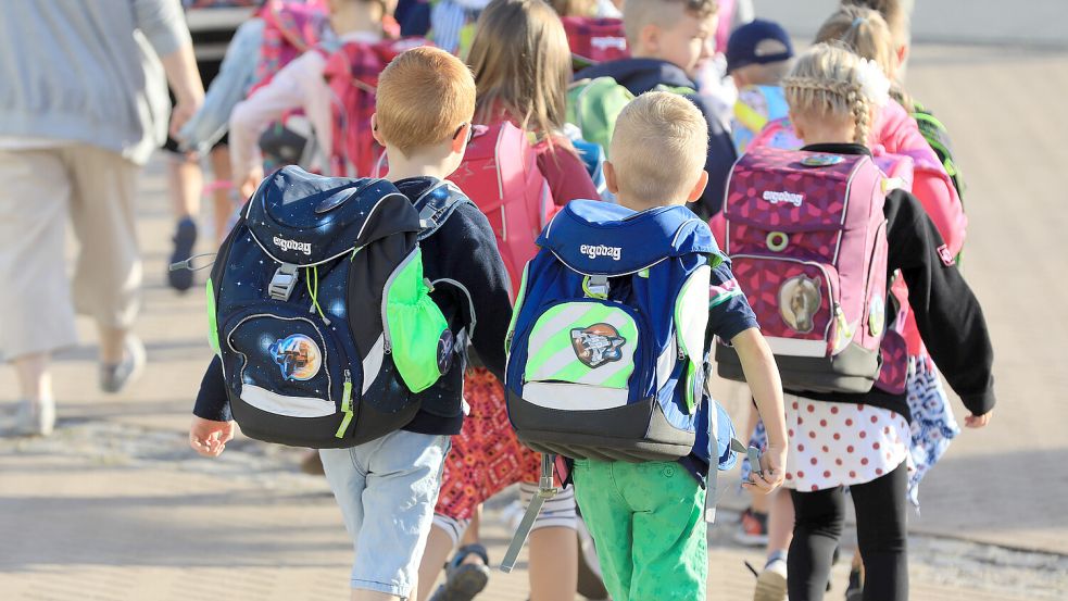 Über 2000 Grundschüler starten am kommenden Wochenende mit der Einschulung in ihre Schulzeit. Verkehrsexperten raten dazu, den Schulweg mit den Kindern zuvor zu üben. Foto: DPA