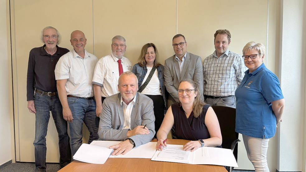 Uwe Redenius (vorne, links) und Dr. Anika Scholle freuen sich, dass die ärztliche Versorgung in der Gemeinde Hinte nun gesichert ist. Foto: Hannah Weiden