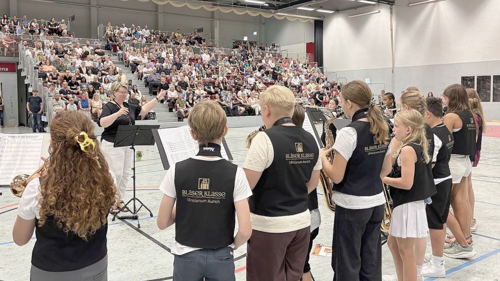 Die Bläserklasse 6 bw unter Leitung von Imke Brandenburg zeigte, was man innerhalb eines Schuljahres musikalisch lernen kann. Foto: Mieke Matthes