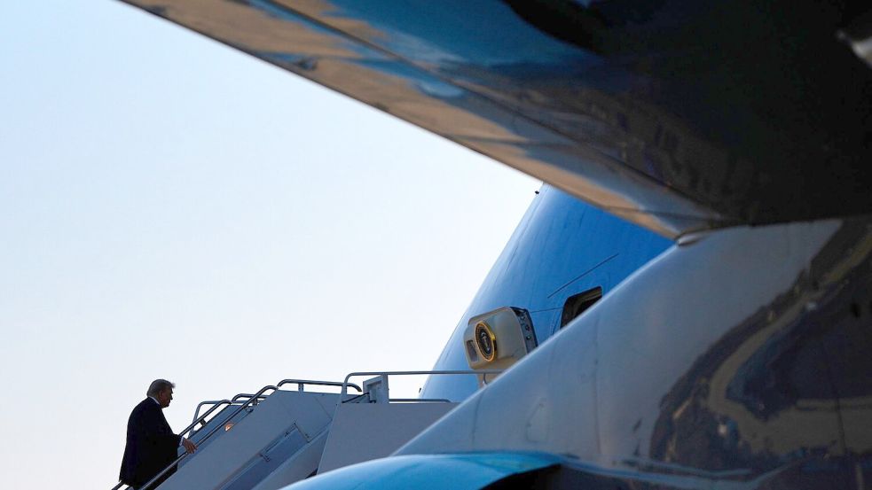 US-Präsident Donald Trump kündigt abermals höhere Zölle an. Foto: Julia Demaree Nikhinson/AP/dpa