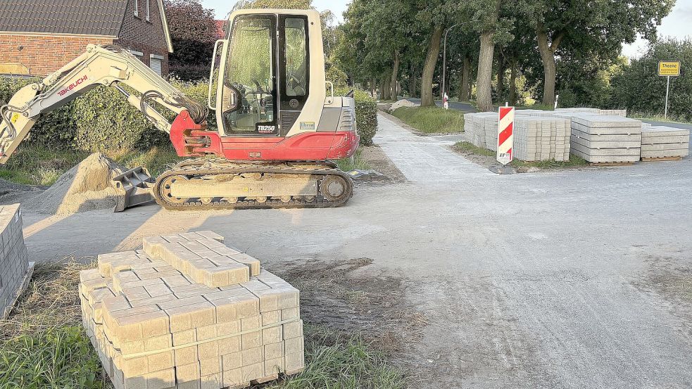Entlang der Forlitzer Straße in Theene wurde der Radweg in den vergangenen Wochen schon saniert. Nun geht es an der Ekelser Straße weiter. Foto: Karin Böhmer
