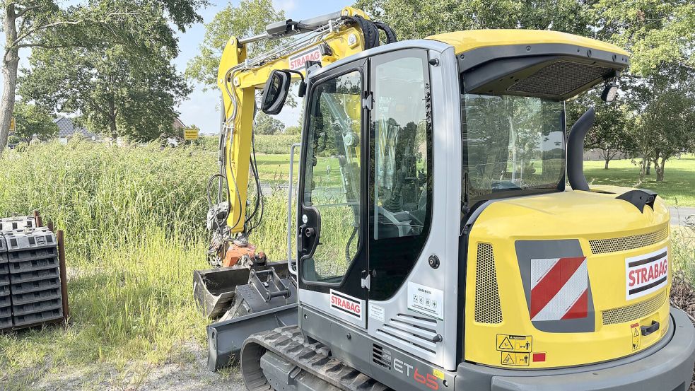 Bagger der Firma Strabag stehen bereits an der Ekeler Straße in Wiegboldsbur bereit. Foto. Aiko Recke