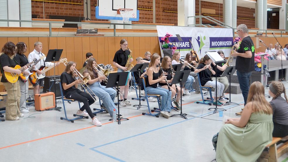 Musikalisch wurden die neuen Fünftklässler von der Bläserklasse mit Musiklehrer Bodo Florian begrüßt. Foto: Aiko Recke