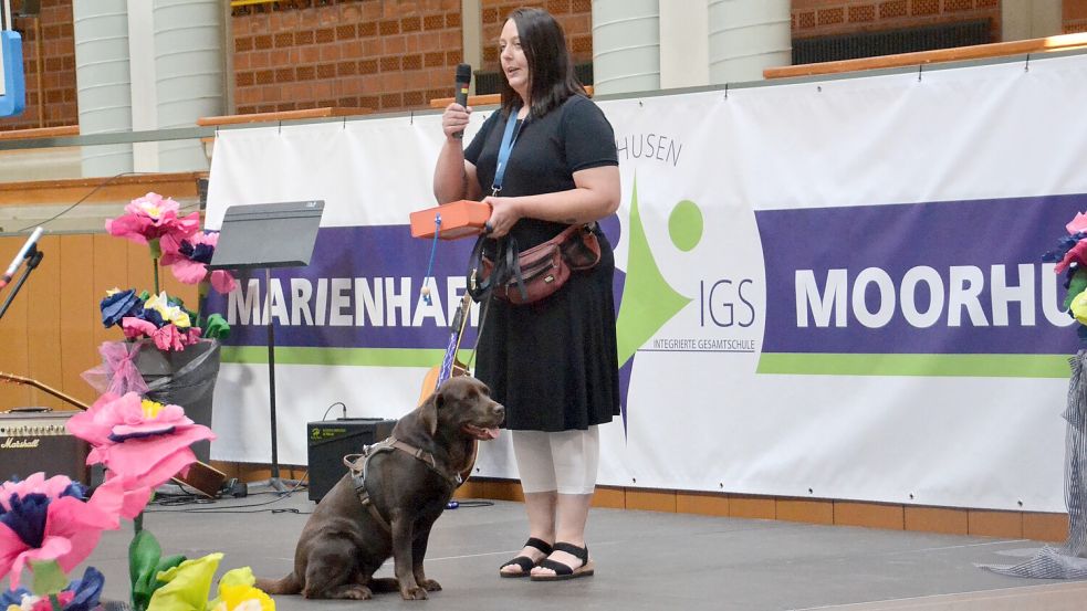 Silke Geiken zeigte Schulhündin „Perle“. Foto: Aiko Recke