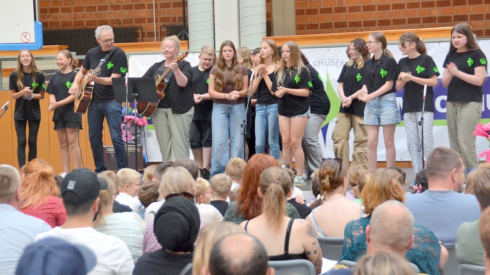 Musikalisch wurden die neuen Fünftklässler von der Bläserklasse mit Musiklehrer Bodo Florian begrüßt. Foto: Aiko Recke