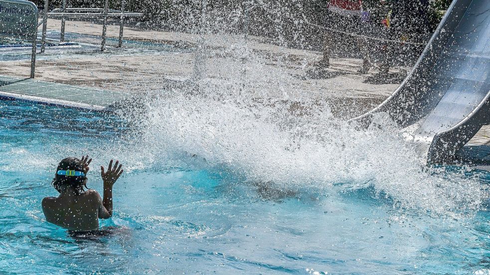 Schwimmbäder wie hier in Berlin boten wieder Abkühlung. Foto: Jens Kalaene/dpa