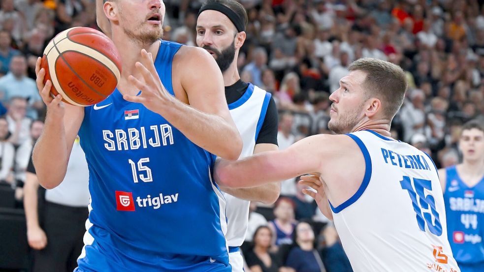 Hatte es gegen Tschechien leicht: Jokic mit den Serben. Foto: Sven Hoppe/dpa