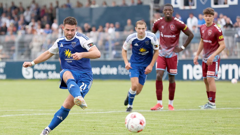 Tido Steffens trifft per Elfmeter zum 3:0. Foto: Jens Doden/Emden