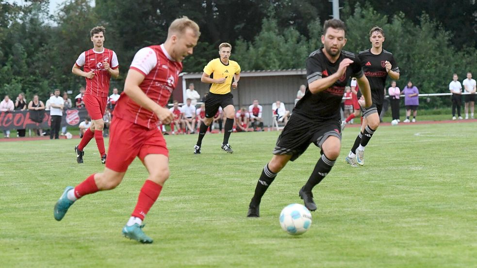 In der Fußball-Bezirksliga war TuRa 07 Westrhauderfehn zu Gast in Ihrhove. Foto: Damm