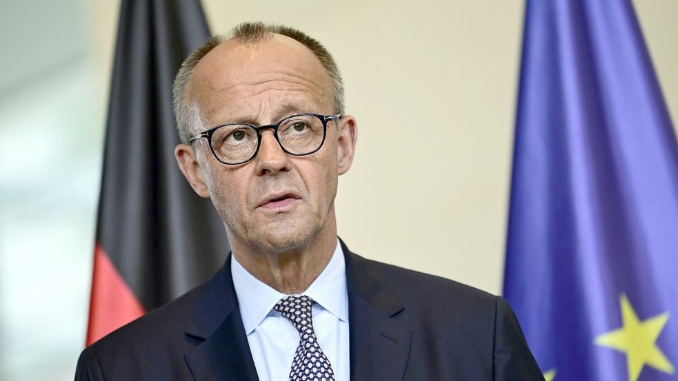 Bundeskanzler Merz hält den Verzicht auf einen Waffenstillstand in der Ukraine unter bestimmten Bedingungen für vertretbar. (Archivbild) Foto: Fabian Sommer/dpa