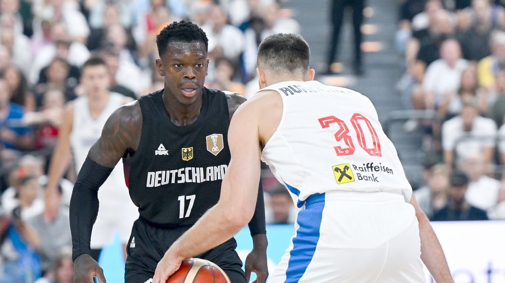 In der Defensive gefordert: Deutschlands Kapitän Dennis Schröder. Foto: Sven Hoppe/dpa