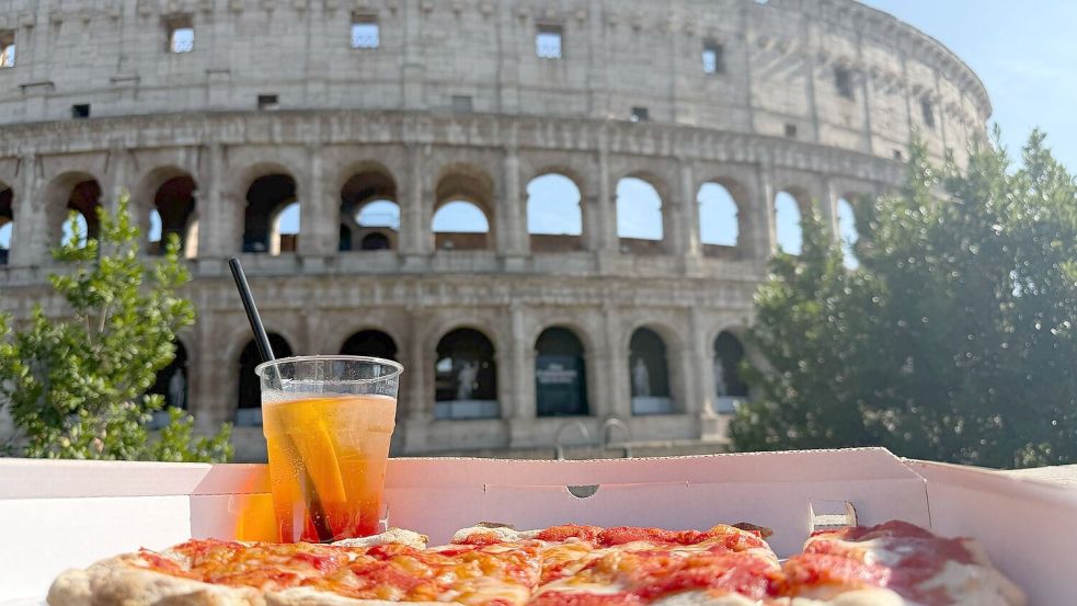 Für viele ist Italien eine Postkartenidylle: Pizza und Aperol, eine Sehenswürdigkeit in Sichtweite. Der Italo-Schlager spielt mit diesen Klischees. (Archivbild) Foto: Sabina Crisan/dpa