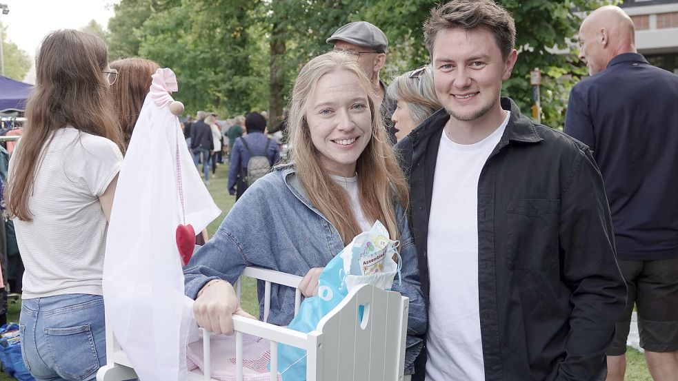 Nele Höfling und Markus Roskam aus Großefehn kauften das Puppenbett als Schmuckstück für einen Klassenraum. Foto: Helmut Vortanz