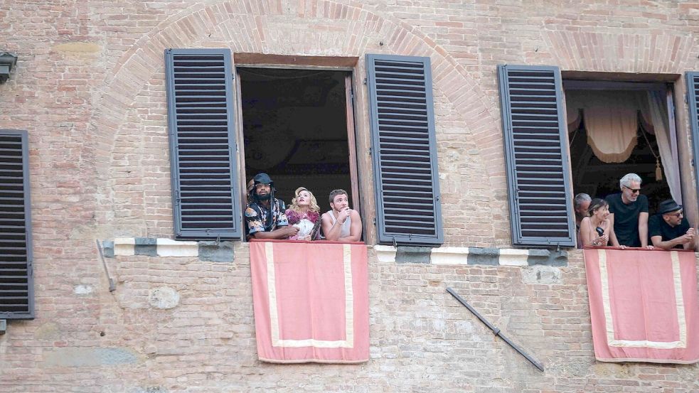 Madonna verfolgte an ihrem 67. Geburtstag das „Palio di Siena“. Foto: Fabio Sasso/ZUMA Press Wire/dpa