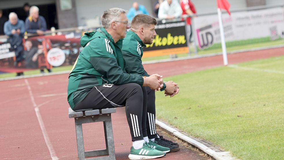 Die Wallinghausener Trainerbank mit Max Beccard und Ewald Mühlenbrock (links) sahen einen angriffslustigen SVW.