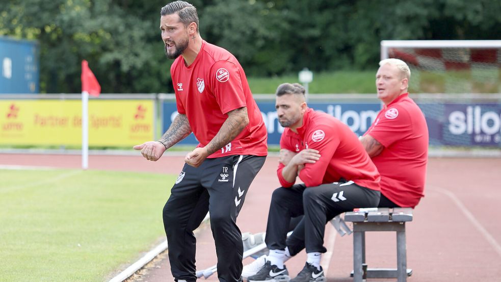 Der Auricher Trainer Daniel Franziskus (links) dirigierte seine Mannschaft von der Seitenlinie.