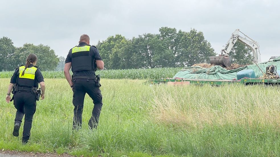Am 18. Juli wurde der Haufen aus Schnittgut, Kunststoffresten und mutmaßlich Mist an eine andere Stelle gebracht. Die Polizei machte sich damals ein genaues Bild von der Situation. Foto: Holger Janssen