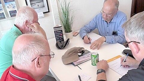 Die „Wahlbeobachter“ führten bei der Auszählung eigene Strichlisten. Mit dabei Bürgermeisterkandidat Thomas Commichau (3. Von links). Foto: Hanz