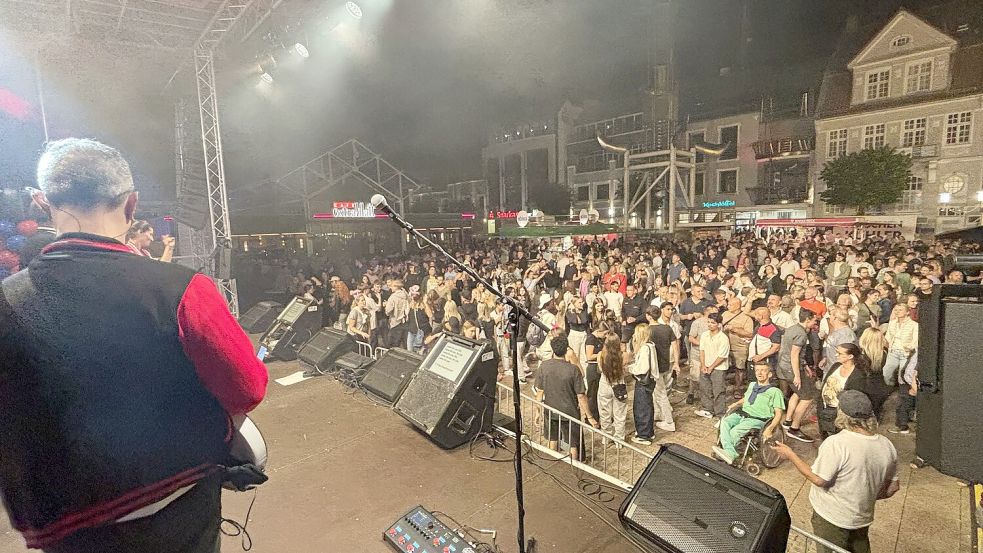 Die Band „Strike“ heizte den Stadtfestbesuchern am Freitagabend nach der offiziellen Eröffnung ein. Foto: Karin Böhmer