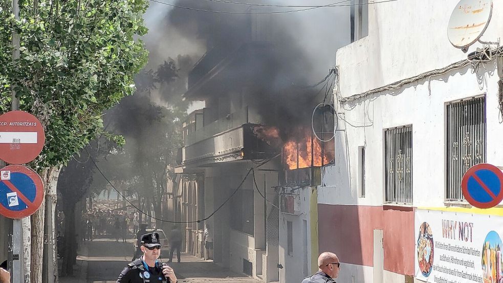 2022 brennt eine Bar in Palma. Daraufhin werden 13 Deutsche festgenommen. Jetzt beginnt der Prozess. Foto: dpa/5vision