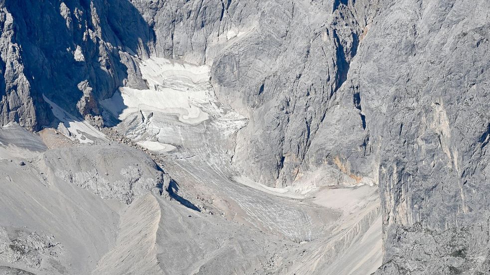 Dem Höllentalferner-Gletscher werden noch die besten Chancen eingeräumt. Trotzdem ist auf dem Foto von diesem Jahr nicht mehr sehr viel Eis zu sehen. Foto: Angelika Warmuth/dpa