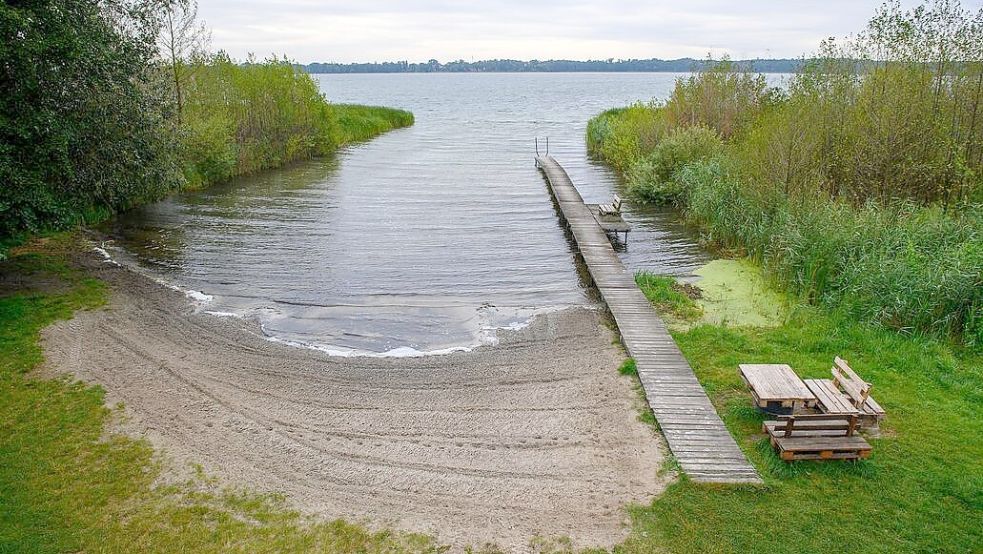 Am Arendsee in der Altmark zeigt sich: Der Wasserstand von Seen ist enorm davon abhängig, ob es gerade viel geregnet hat oder nicht. Im Vergleich der Jahre 2023 bis 2025 lässt sich kein klarer Trend erkennen. Foto: Klaus-Dietmar Gabbert/dpa