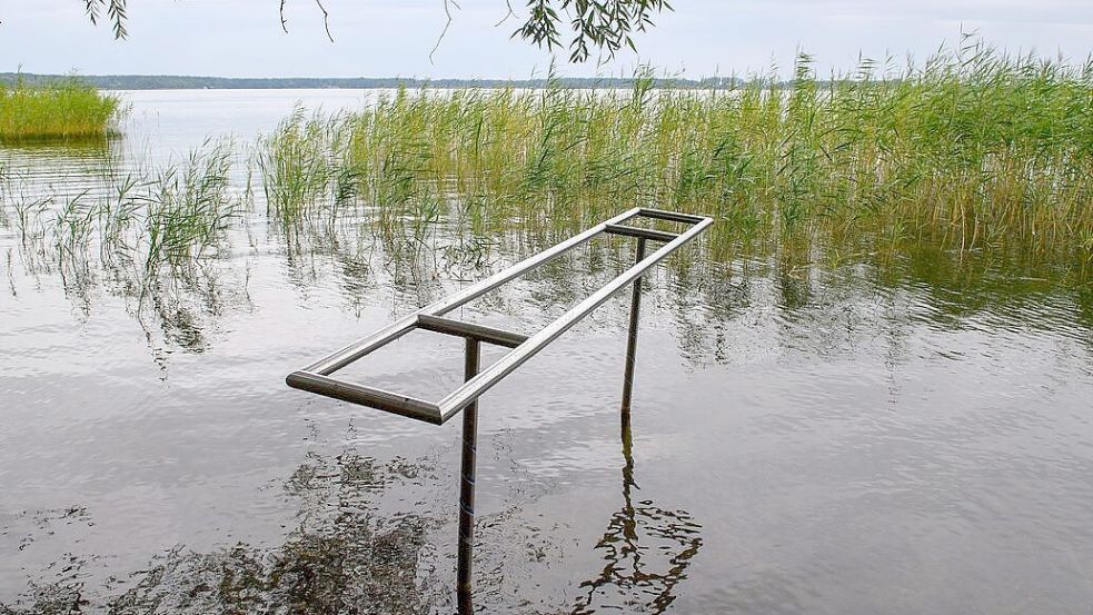 Eine Stelle zum Wassertreten am Arendsee lag 2023 im Trockenen. 2024 und 2025 sah es im August an dieser Stelle anders aus. Foto: Klaus-Dietmar Gabbert/dpa