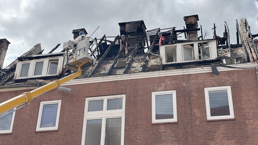 Der Brandort an der Klunderburgstraße in Emden: Am Montag rückten dort Gerüstbauer an. Foto: Mona Hanssen