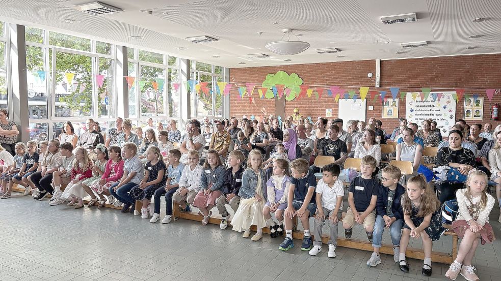 In Walle warteten die neuen Erstklässler gespannt auf den Weg ins Klassenzimmer. Fotos: Karin Böhmer